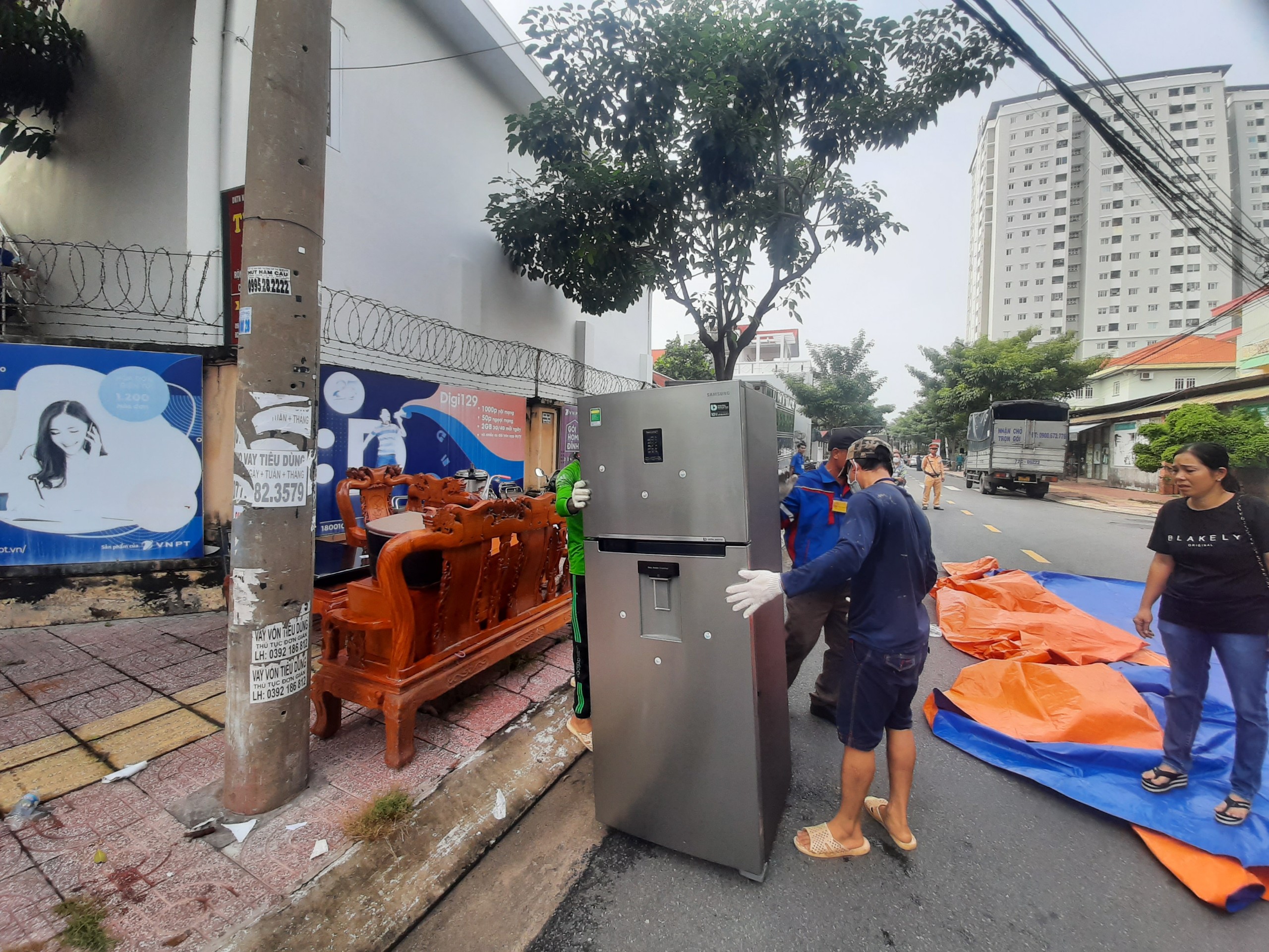 Các lực lượng di dời đồ đạc ra ngoài để tiến hành cưỡng chế.