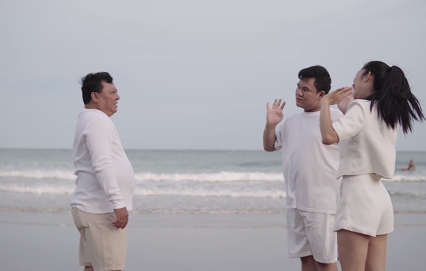Lâm Thu Hồng gắn bó với ba và người em trai tự kỷ do ba mẹ ly dị từ nhỏ.