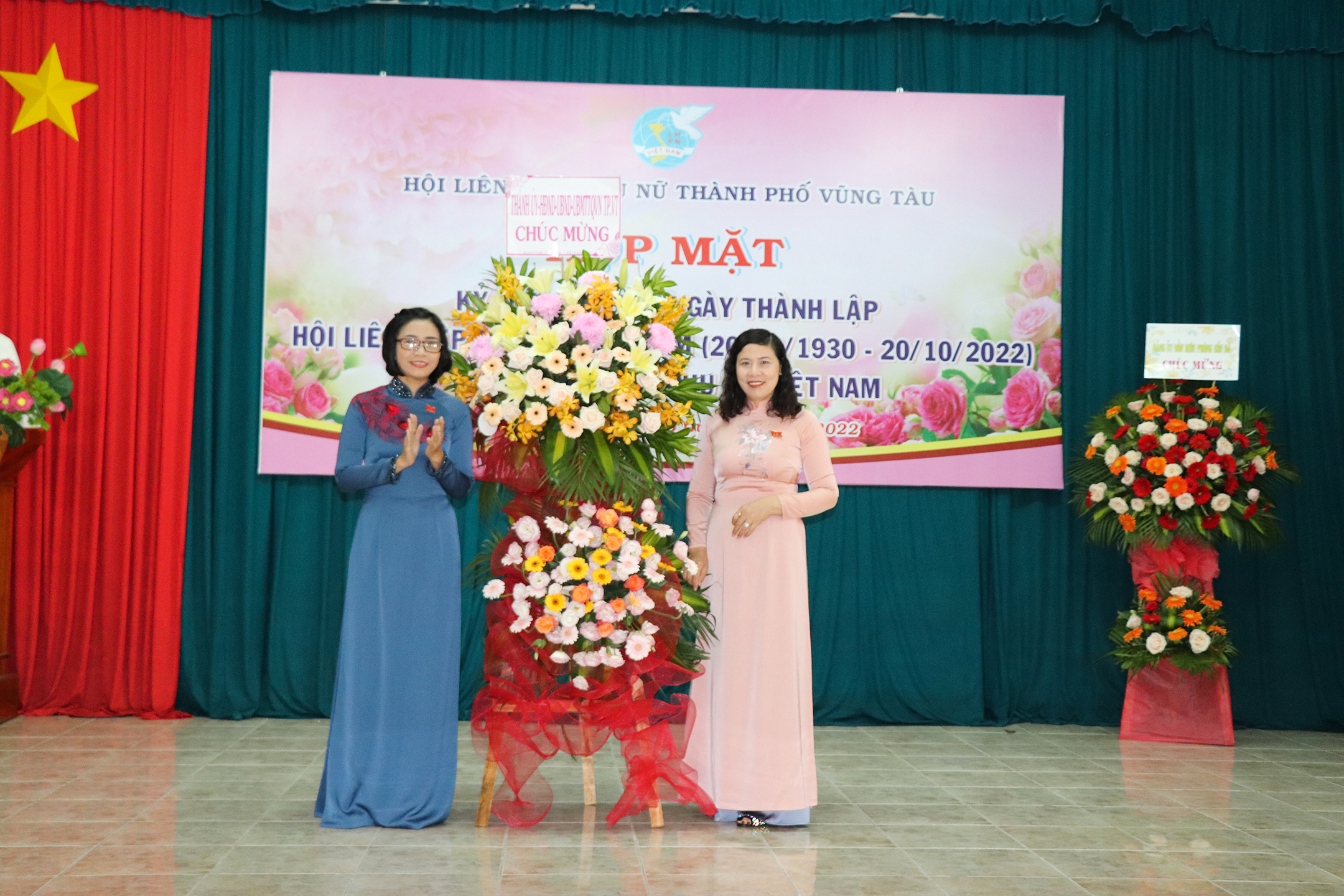 Bà Lê Thị Thanh Bình, Phó Bí thư Thường trực TP.Vũng Tàu tặng hoa chúc mừng Hội LHPN thành phố.