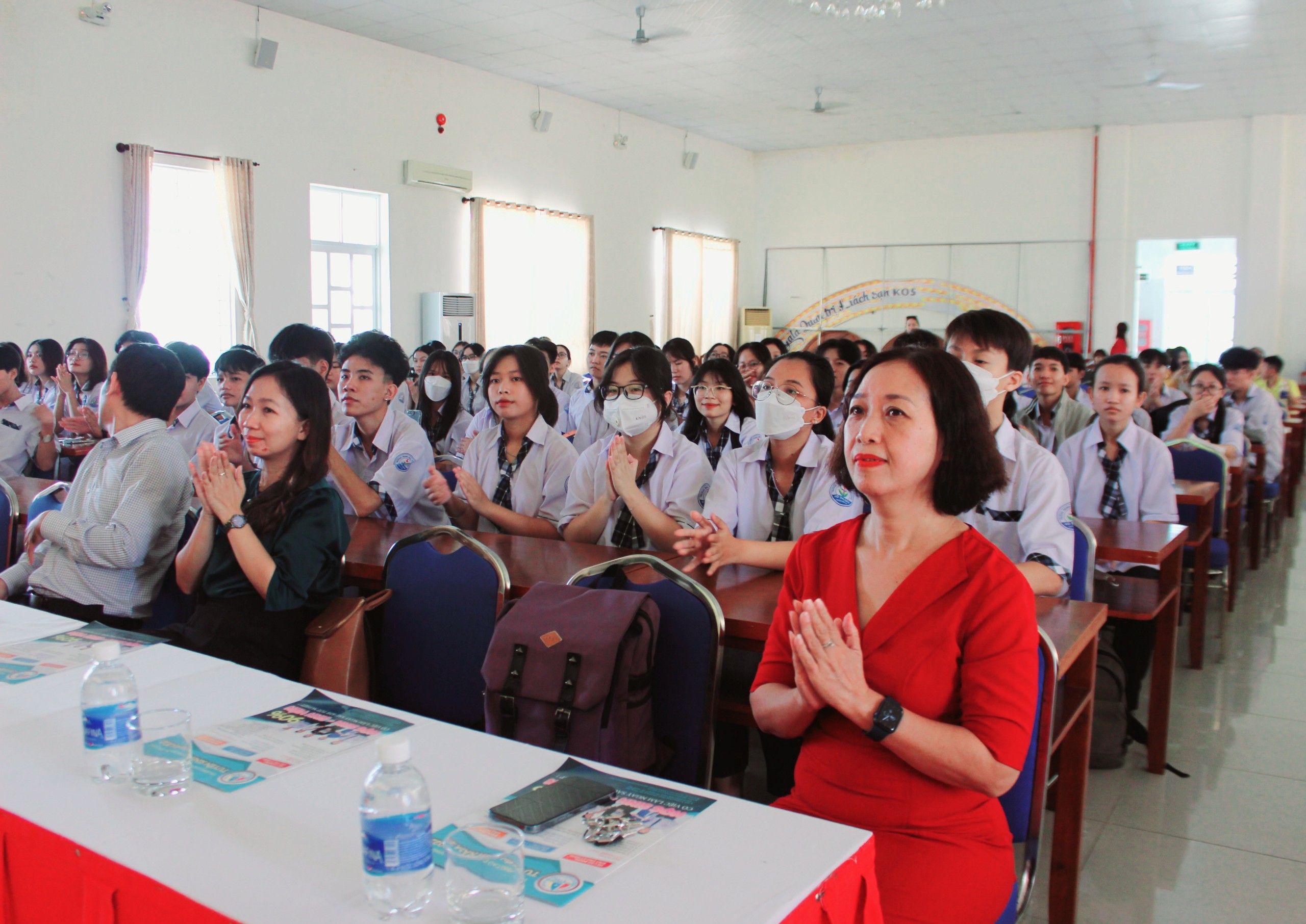 Trong sáng 13/11, Trường Cao đẳng Du lịch Vũng Tàu đón 90 HS Trường THPT Võ Thị Sáu tới tham quan, trải nghiệm.