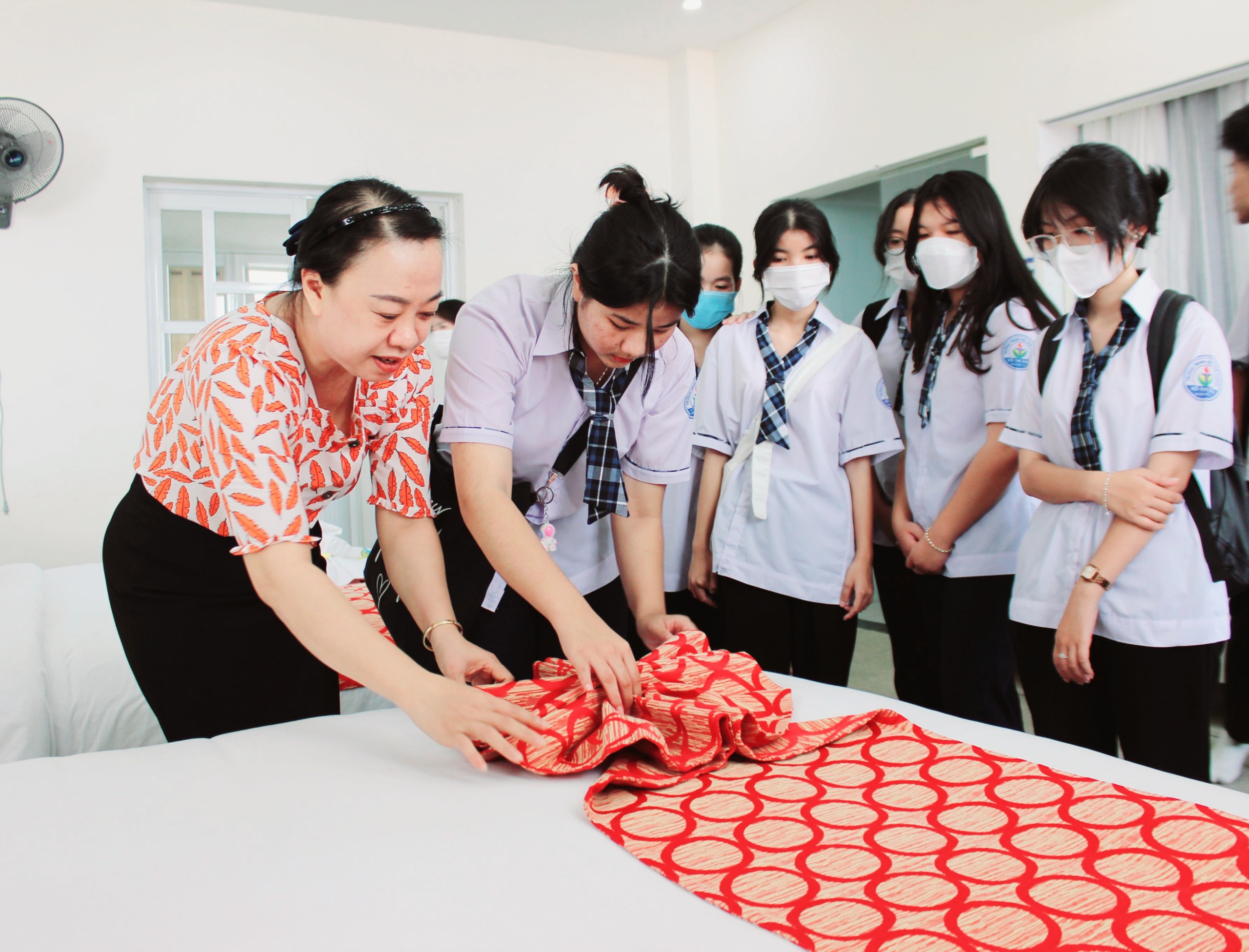 Các em học sinh Trường THPT Võ Thị Sáu trải nghiệm thực hành Nghiệp vụ Buồng tại Trường Cao đẳng Du lịch Vũng Tàu.