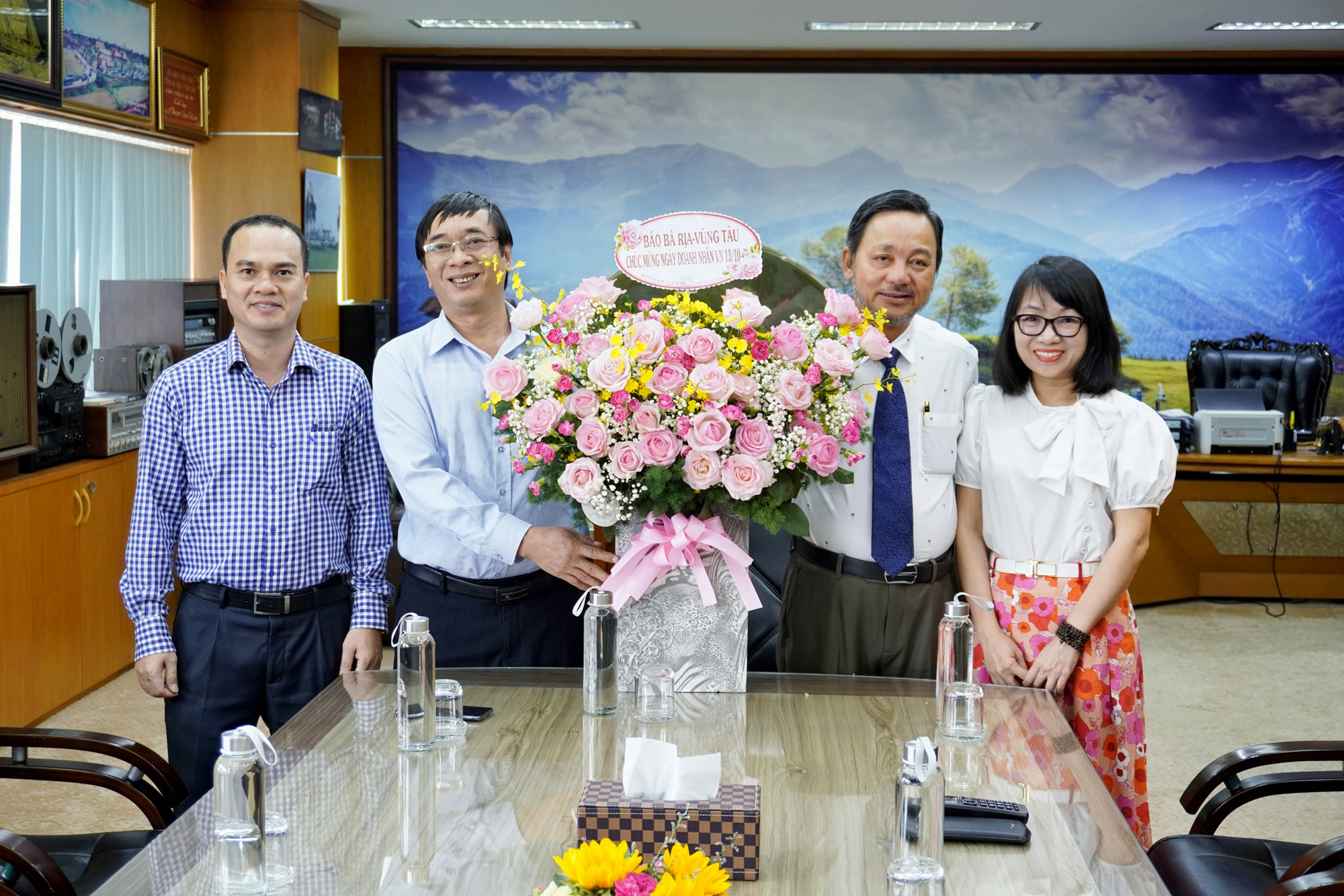 Ông Trương Đức Nghĩa và ông Nguyễn Đức Tiện, Phó Tổng biên tập Báo Bà Rịa- Vũng Tàu tặng hoa chúc mừng Công ty CP Đầu tư - Xây dựng Tân Phước Thịnh.