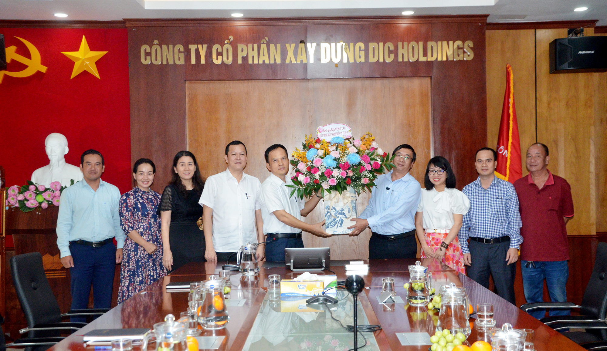 Ông Trương Đức Nghĩa và ông Nguyễn Đức Tiện, Phó Tổng biên tập Báo Bà Rịa- Vũng Tàu tặng hoa chúc mừng Công ty DICcons.