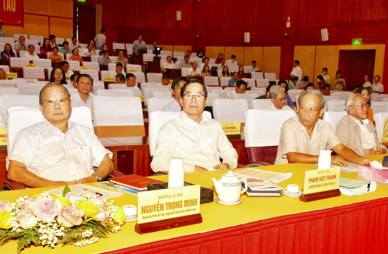 Các đồng chí lãnh đạo tỉnh và nguyên lãnh đạo tỉnh dự hội nghị.