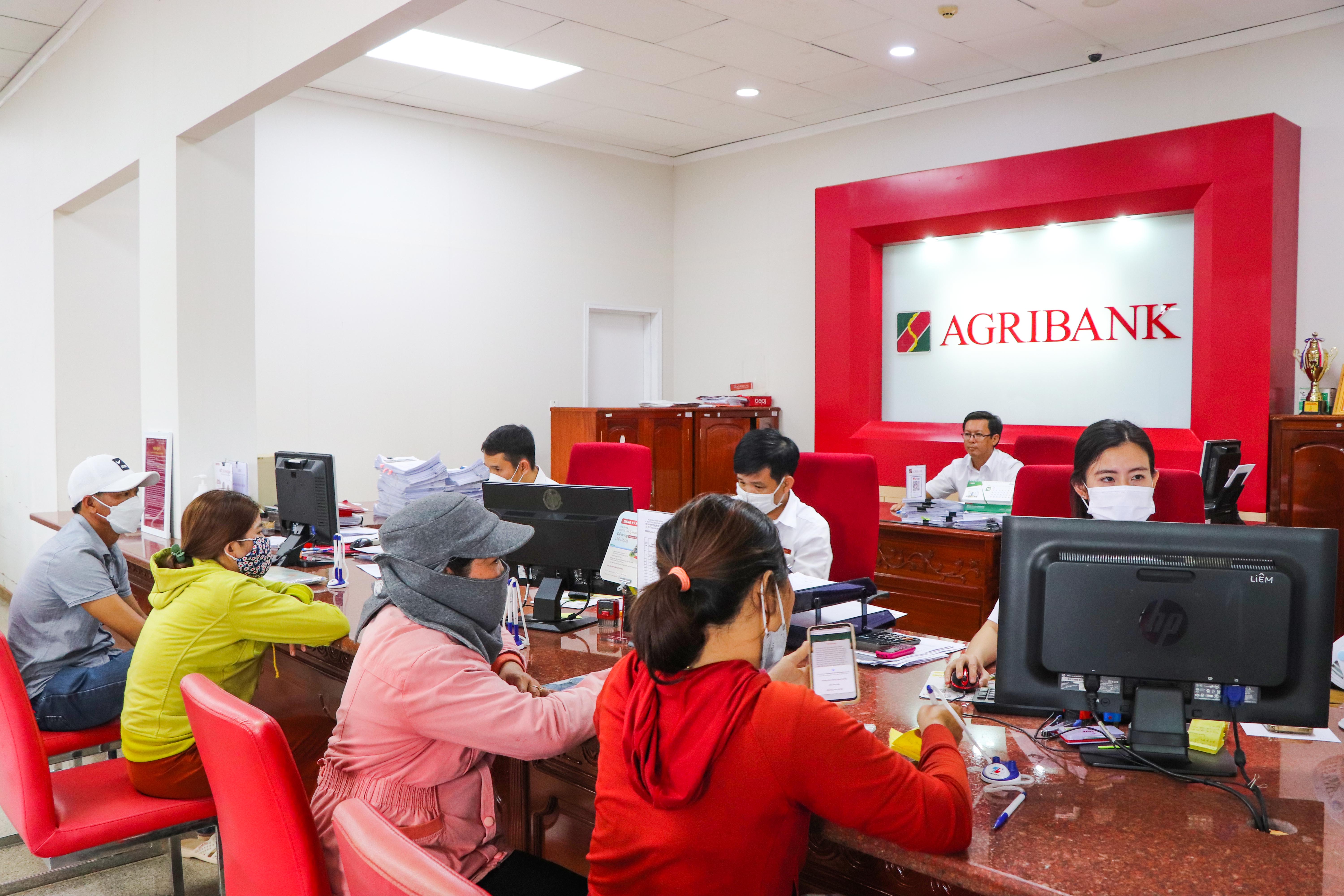 Hoạt động giao dịch tại Agribank Châu Đức.