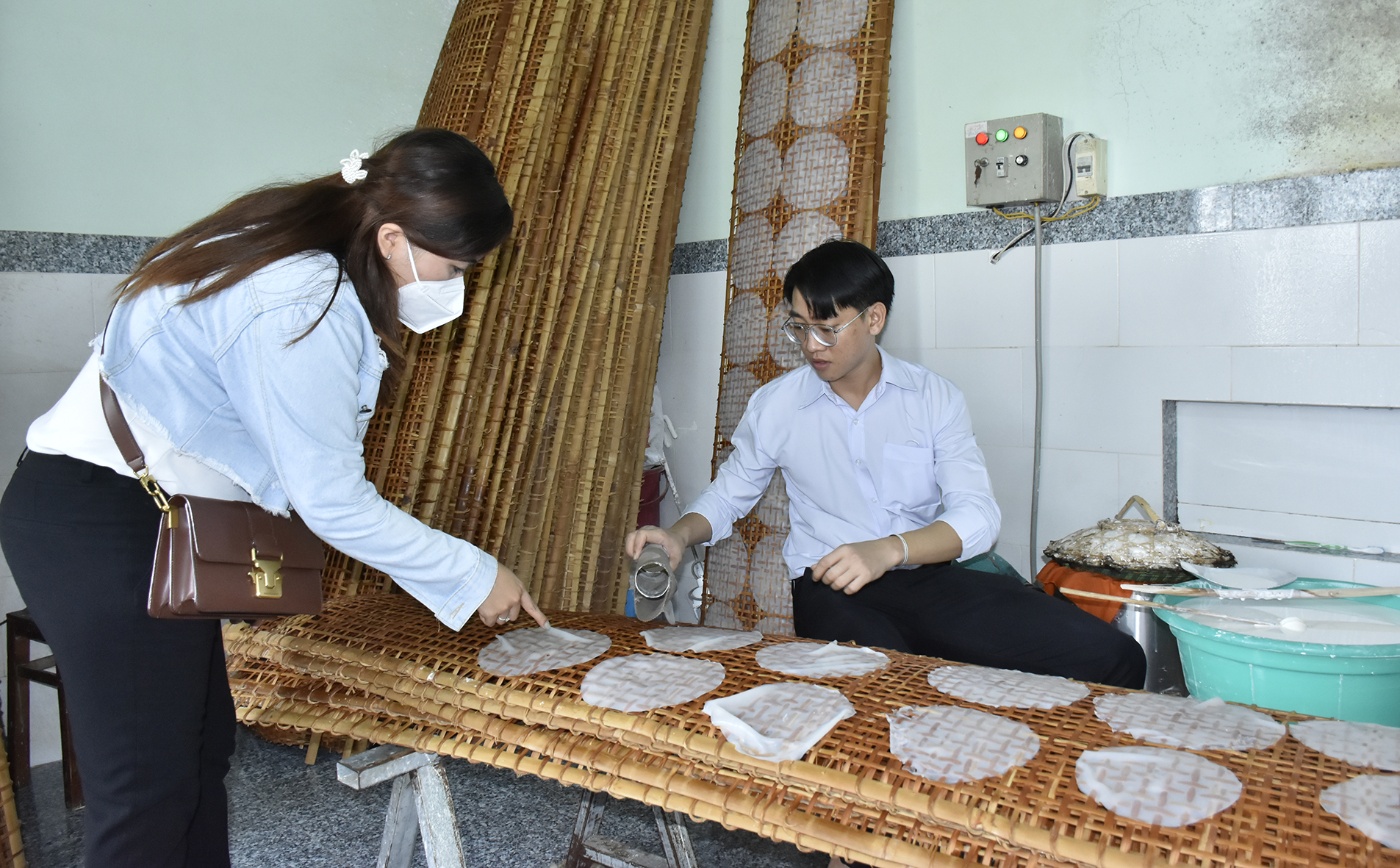 Trải nghiệm ltráng bánh tại Làng nghề bánh tráng An Ngãi. 