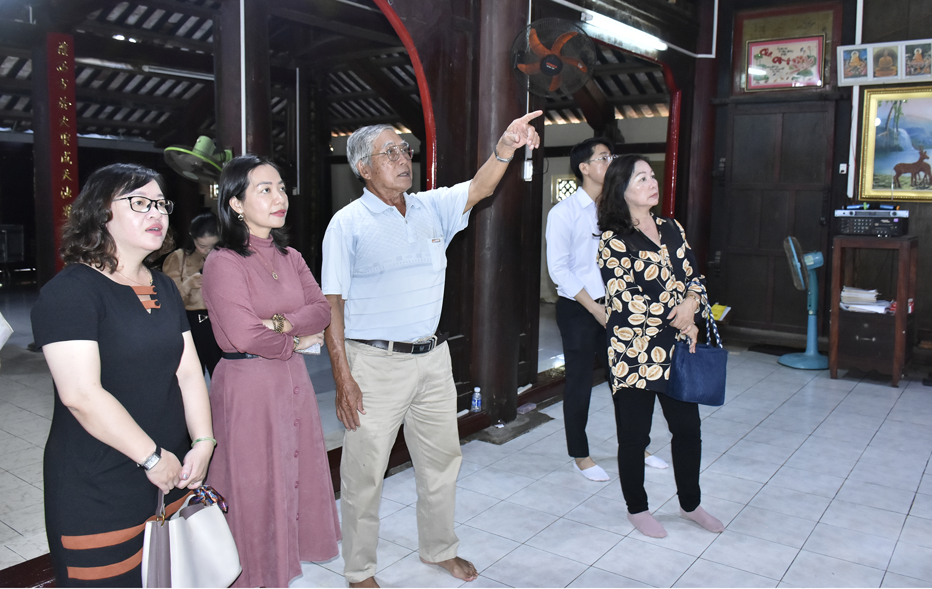 Đoàn khảo sát tìm hiểu kiến trúc Long Bàn Cổ tự. 