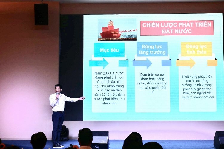 Ông Đoàn Công Huynh, Cục trưởng Cục Thông tin đối ngoại trình bày tại hội nghị về chiến lược phát triển đất nước. Ảnh: THÁI NGÔ