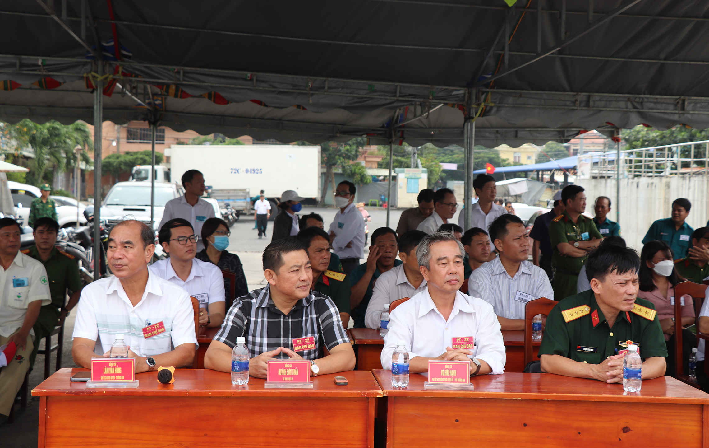 Các ông: Huỳnh Sơn Tuấn, Bí thư Huyện ủy Long Điền; Võ Hữu Hạnh, Phó Bí thư Thường trực Huyện ủy; Lâm Văn Hồng, Chủ tịch UBND huyện tham gia tình huống giả định tại thực địa.