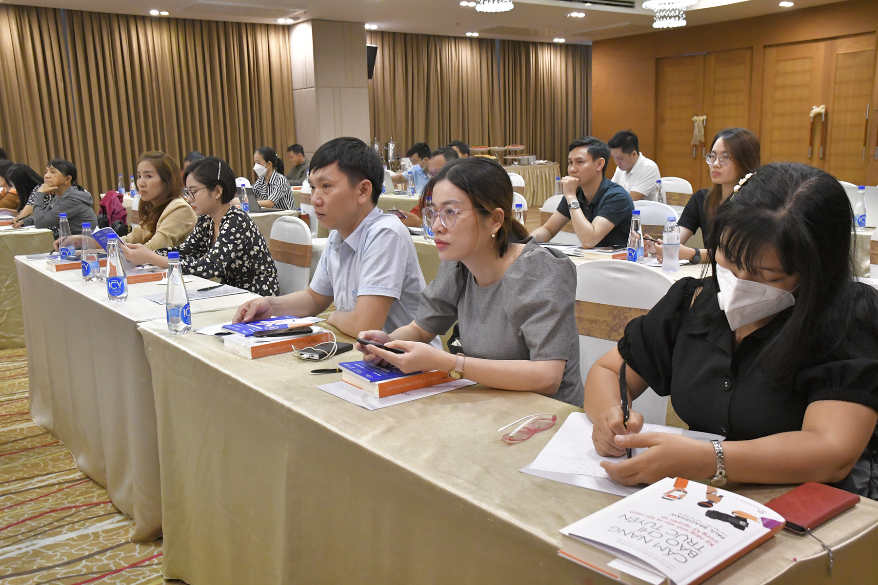 Các nhà báo tham gia lớp tập huấn.