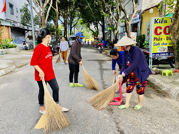 Chỉ sau một tiếng đồng hồ, tuyến đường Nguyễn Cư Trinh (khu dân cư số 5, huyện Côn Đảo) đã được chị em Chi hội phụ nữ vệ sinh sạch sẽ, gọn gàng.