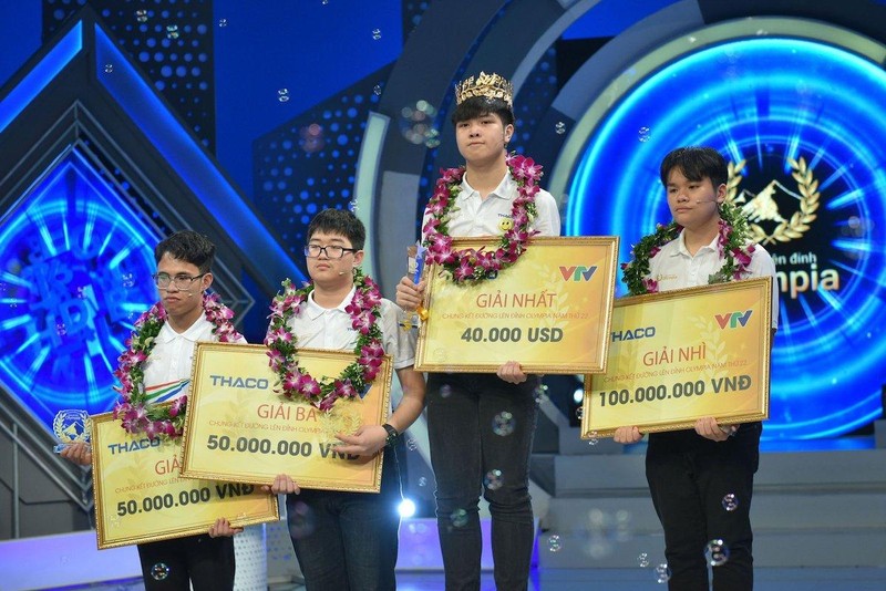 Em Đặng Lê Nguyên Vũ (tỉnh Thái Bình) trở thành quán quân đội vòng nguyệt quế Đường lên đỉnh Olympia 2022 do nhà thiết kế Đỗ Vân Trí chế tác tặng.
