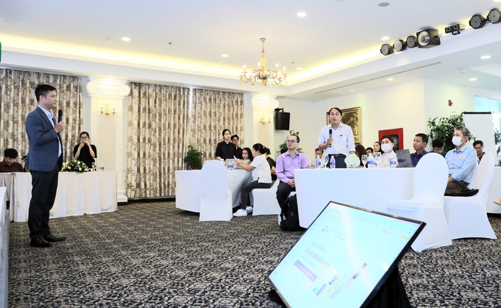 Học viên đặt câu hỏi trao đổi về chuyển số báo chí với diễn giả.
