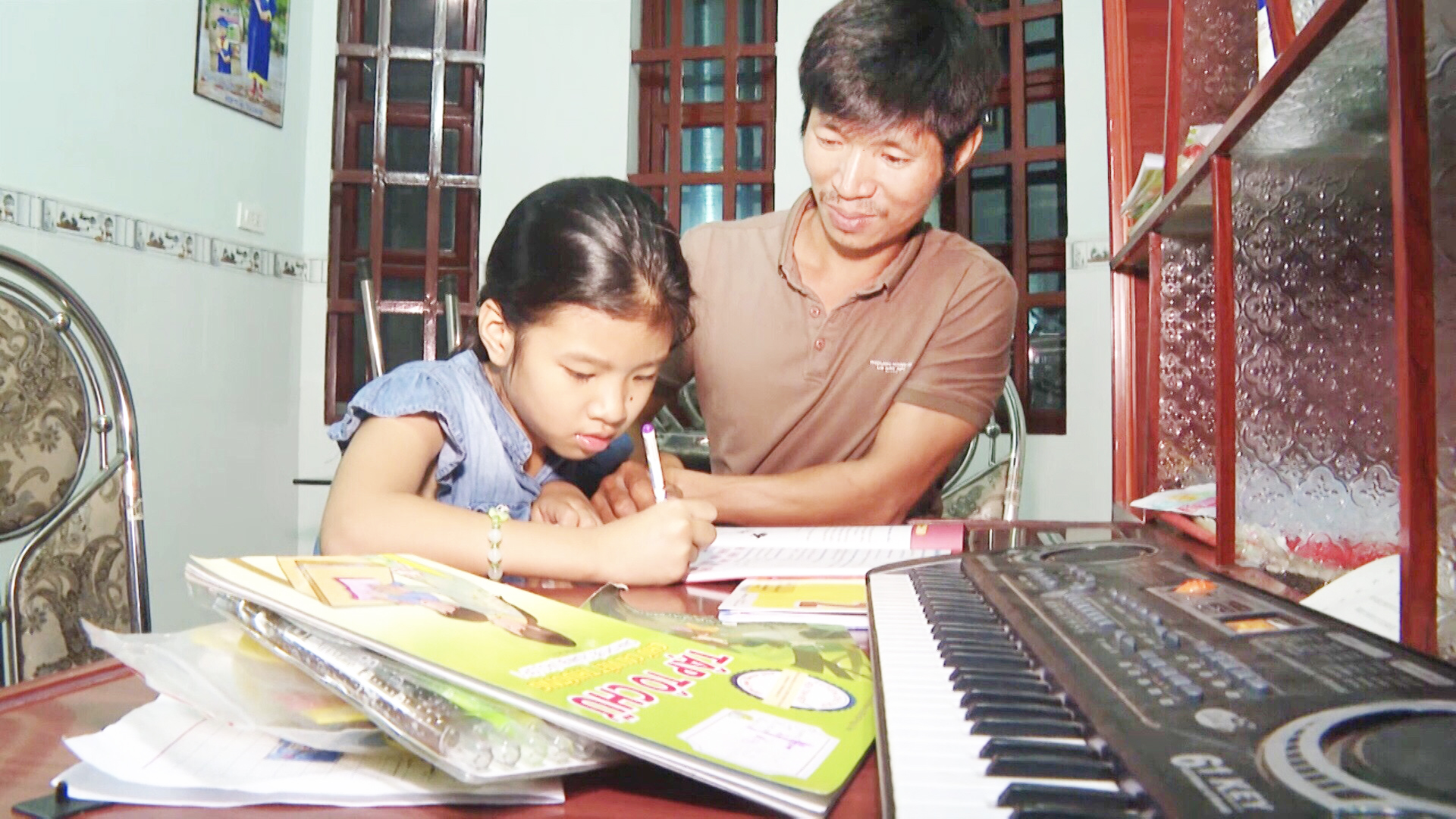 Anh Lê Thanh Vinh (xã Cù Bị, huyện Châu Đức) hướng dẫn con gái học tập.