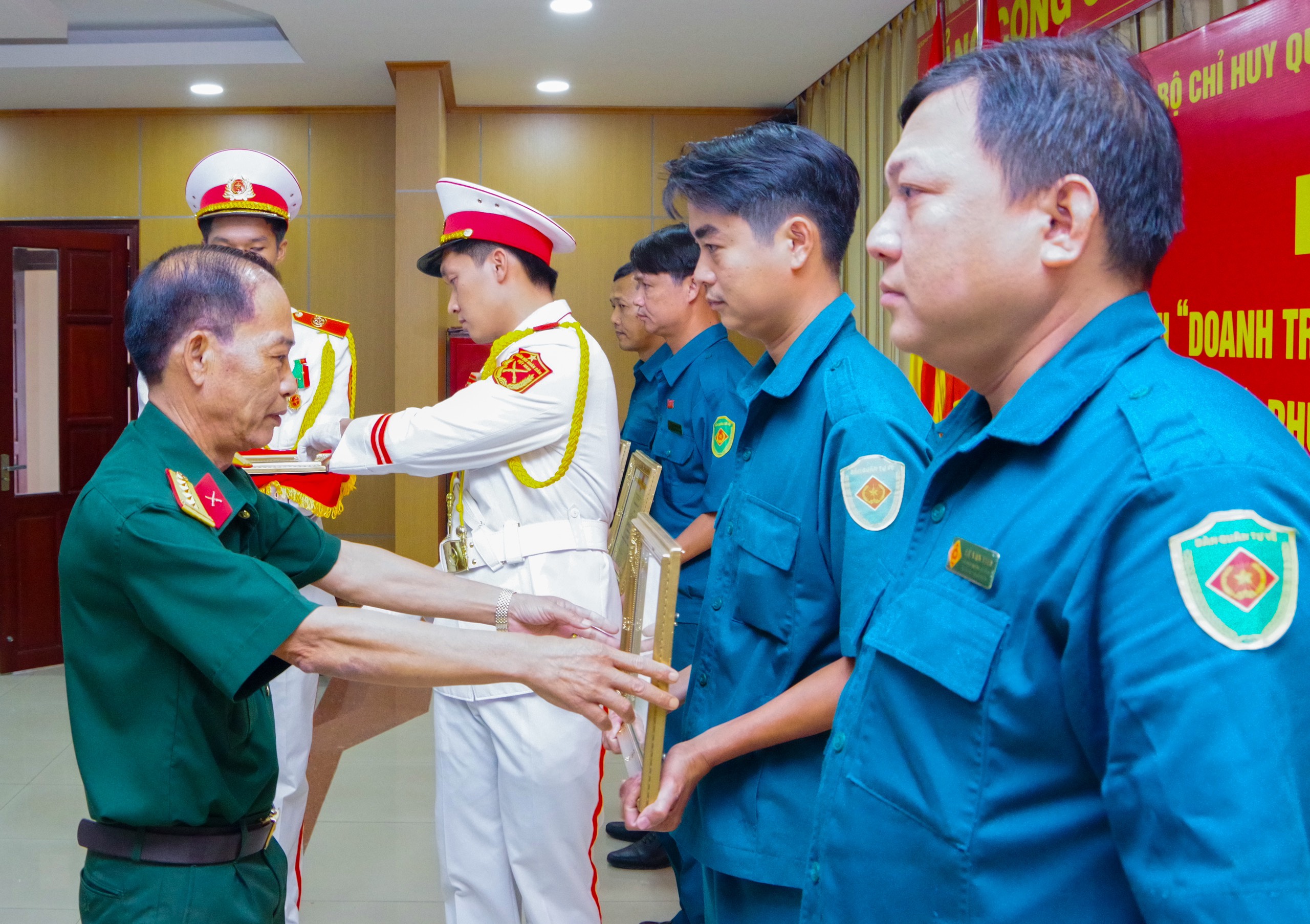 Lãnh đạo Bộ CHQS tỉnh trao giải cho các đơn vị đạt giải Nhất, Nhì, Ba và khuyến khích.