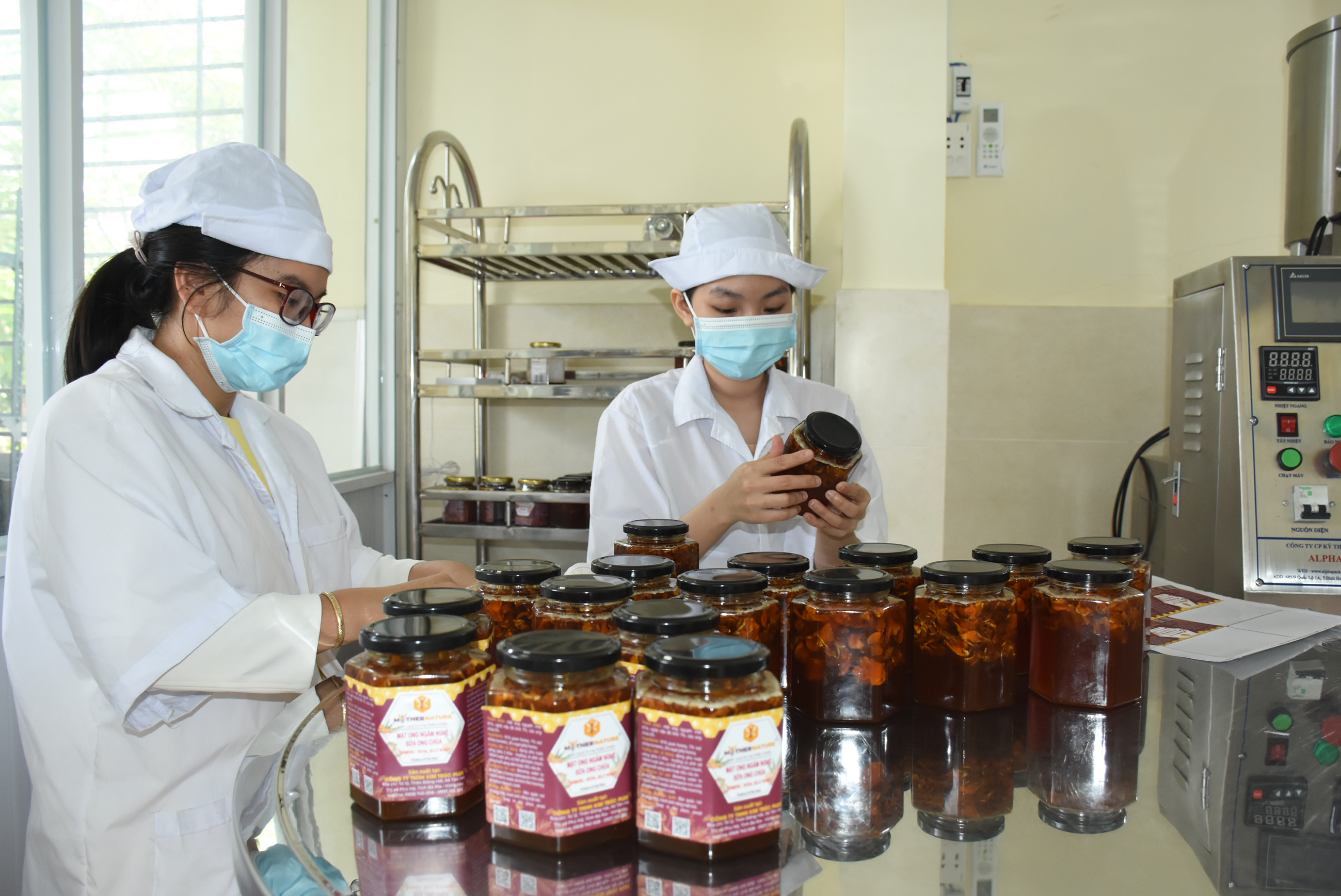 Bộ sản phẩm mật ong nguyên chất, mật ong chanh gừng của Công ty TNHH Kim Cúc Plus, xã Tân Hải, TX. Phú Mỹ được công nhận sản phẩm công nghiệp nông thôn tiêu biểu 2022.