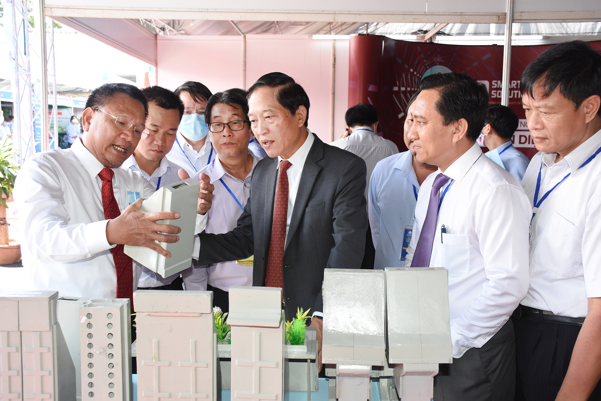 Nhiều sản phẩm KH-CN của các DN KH-CN trên địa bàn tỉnh BR-VT có tính ứng dụng cao vào thực tiễn.  Trong ảnh: Lãnh đạo Công ty Busadco giới thiệu ứng dụng bê tông thành mỏng cốt sợi phi kim của công ty tại triển lãm 