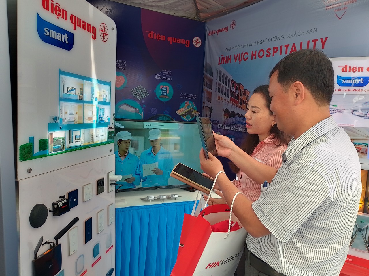 Gian hàng giới thiệu mô hình ứng dụng công nghệ số trong lĩnh vực điện chiếu sáng
