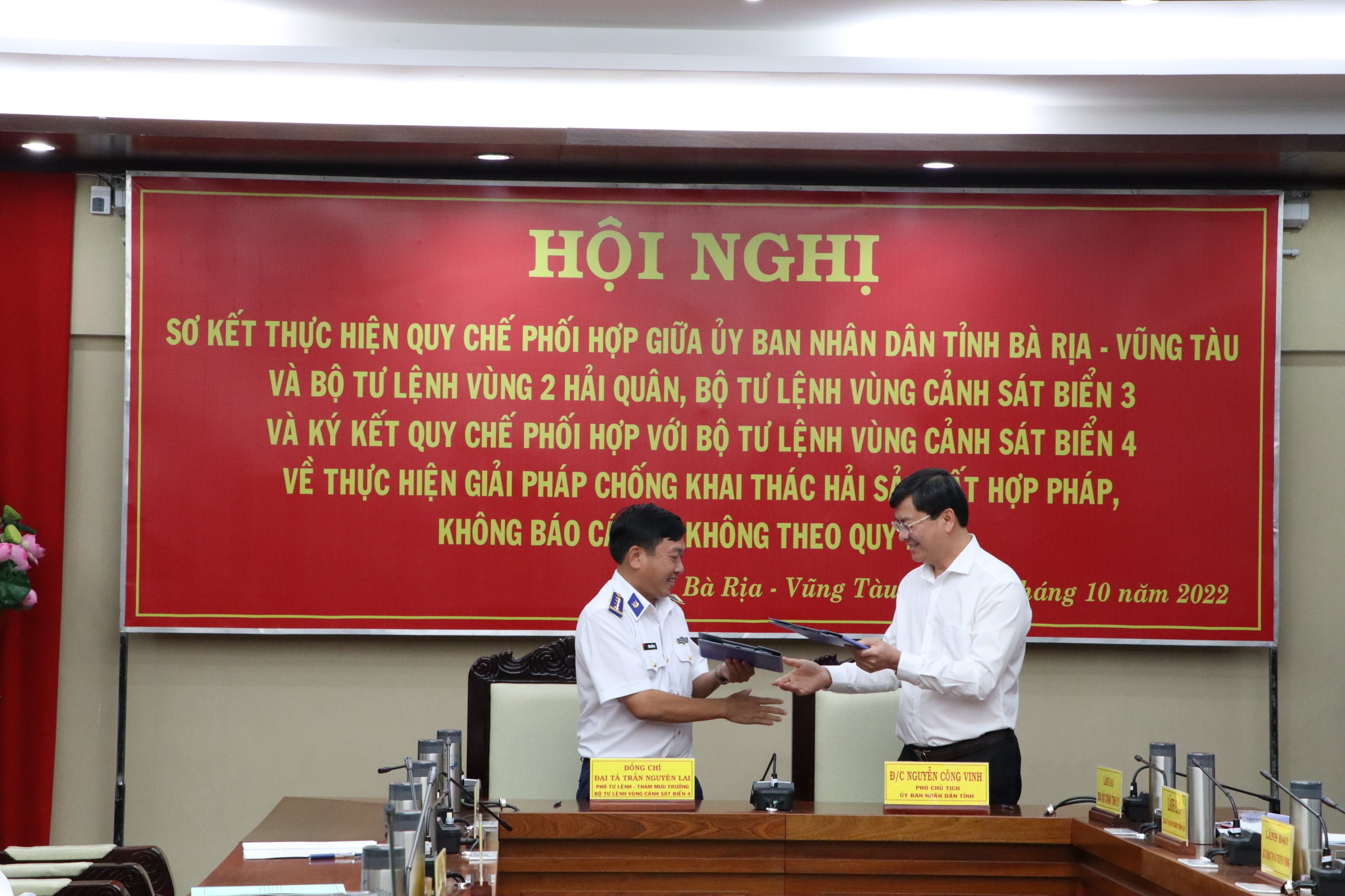 Ông Nguyễn Công Vinh, Phó Chủ tich UBND tỉnh và Đại ta Đỗ Văn Hiếu, Chỉnh ủy, Bộ tư lệnh Vùng Cảnh sát biển 4 thực hiện lễ kí kết.