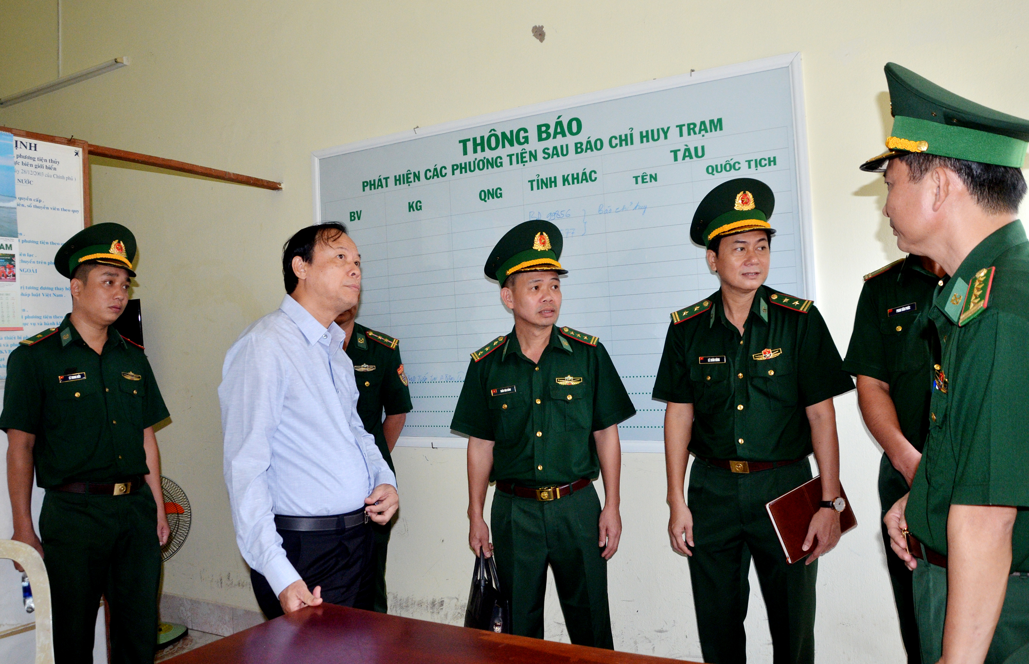 Ông Nguyễn Văn Thọ, Chủ tịch UBND tỉnh trao đổi việc giám sát tàu cá hoạt động trên biển với Bộ Đội Biên phòng tại cảng Cát Lở.