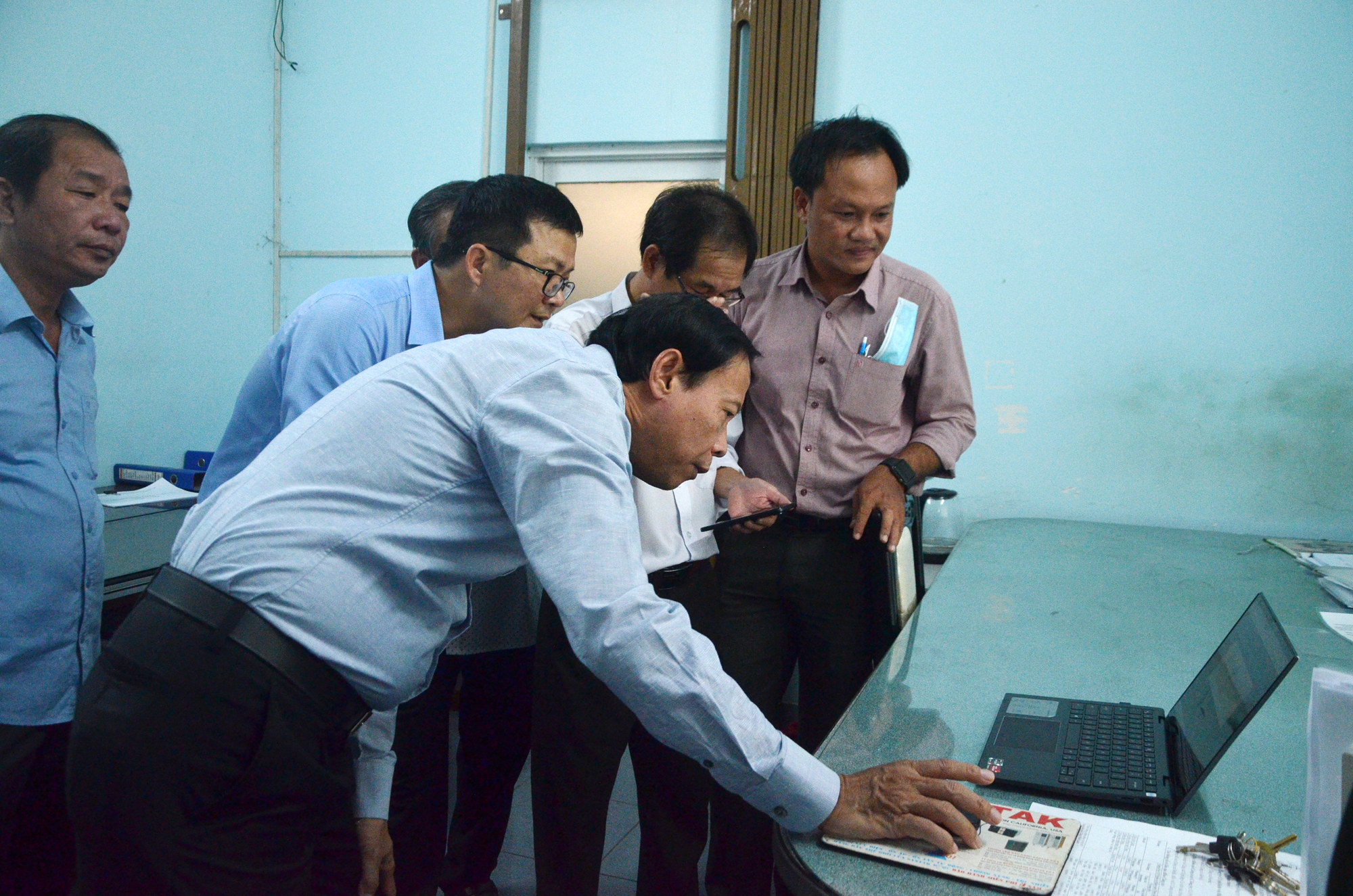 Ông Nguyễn Văn Thọ, Chủ tịch UBND tỉnh kiểm tra việc giám sát tàu cá hoạt động trên biển qua phần mềm giám sát tại cảng Bến Đá.