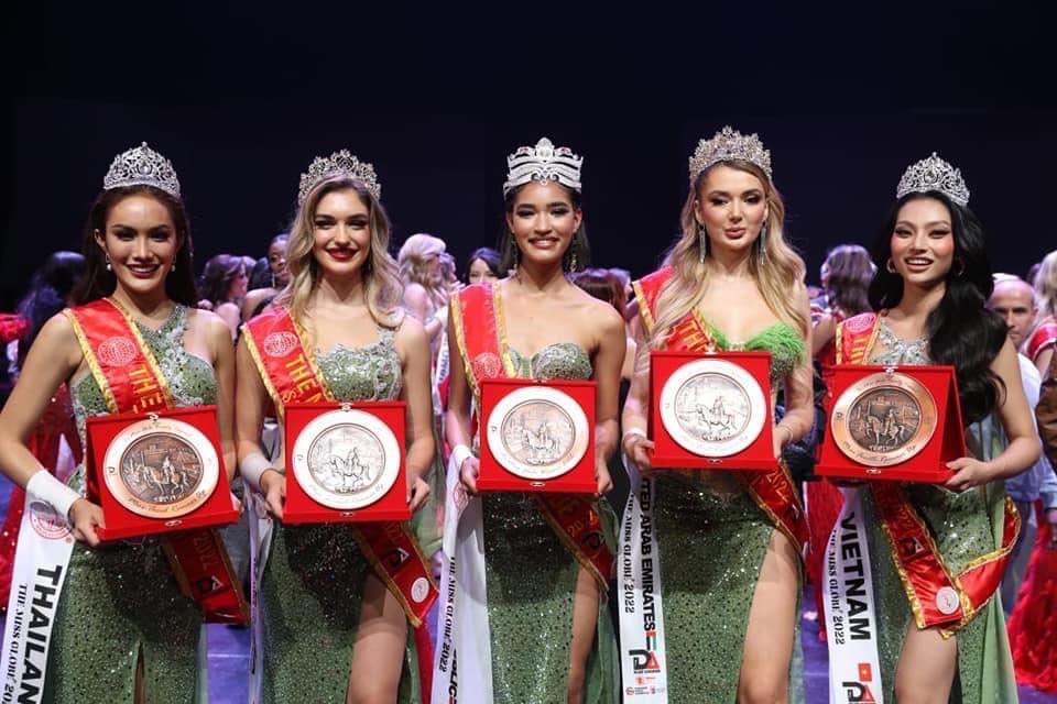 Thí sinh đại diện của Việt Nam là Lâm Thu Hồng (bìa phải, SN 1995, quê Bà Rịa – Vũng Tàu) giành giải 