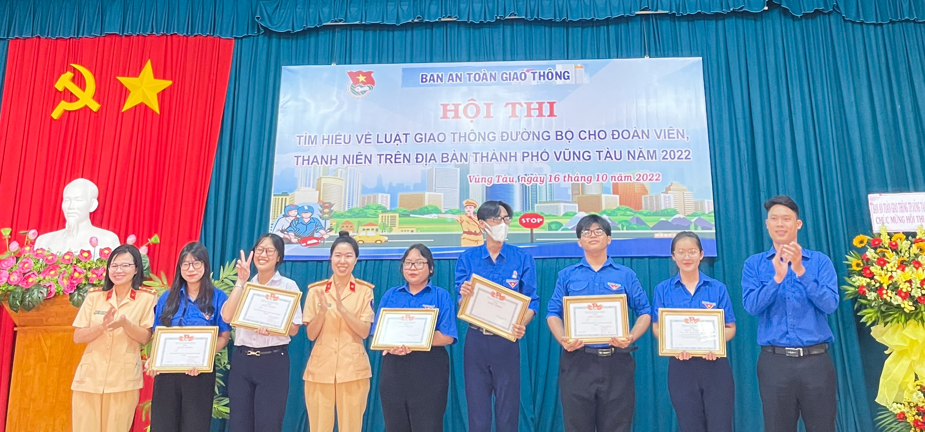 Ban Tổ chức trao giải Nhất, Nhì, Ba tới các đội.