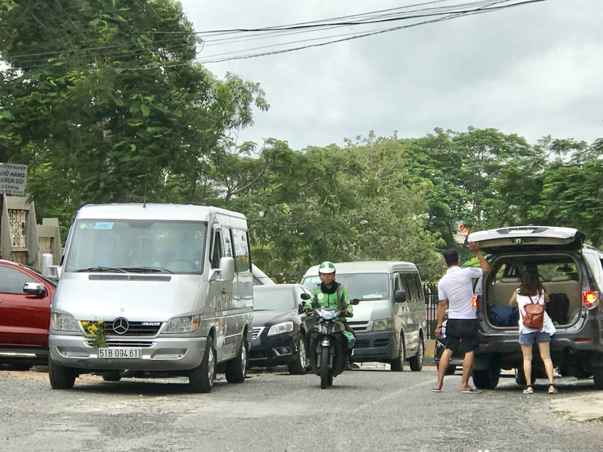 Bên hông chung cư OSC Land ngày cuối tuần luôn tấp nập xe của khách du lịch đậu trên đường Hồ Quý Ly.