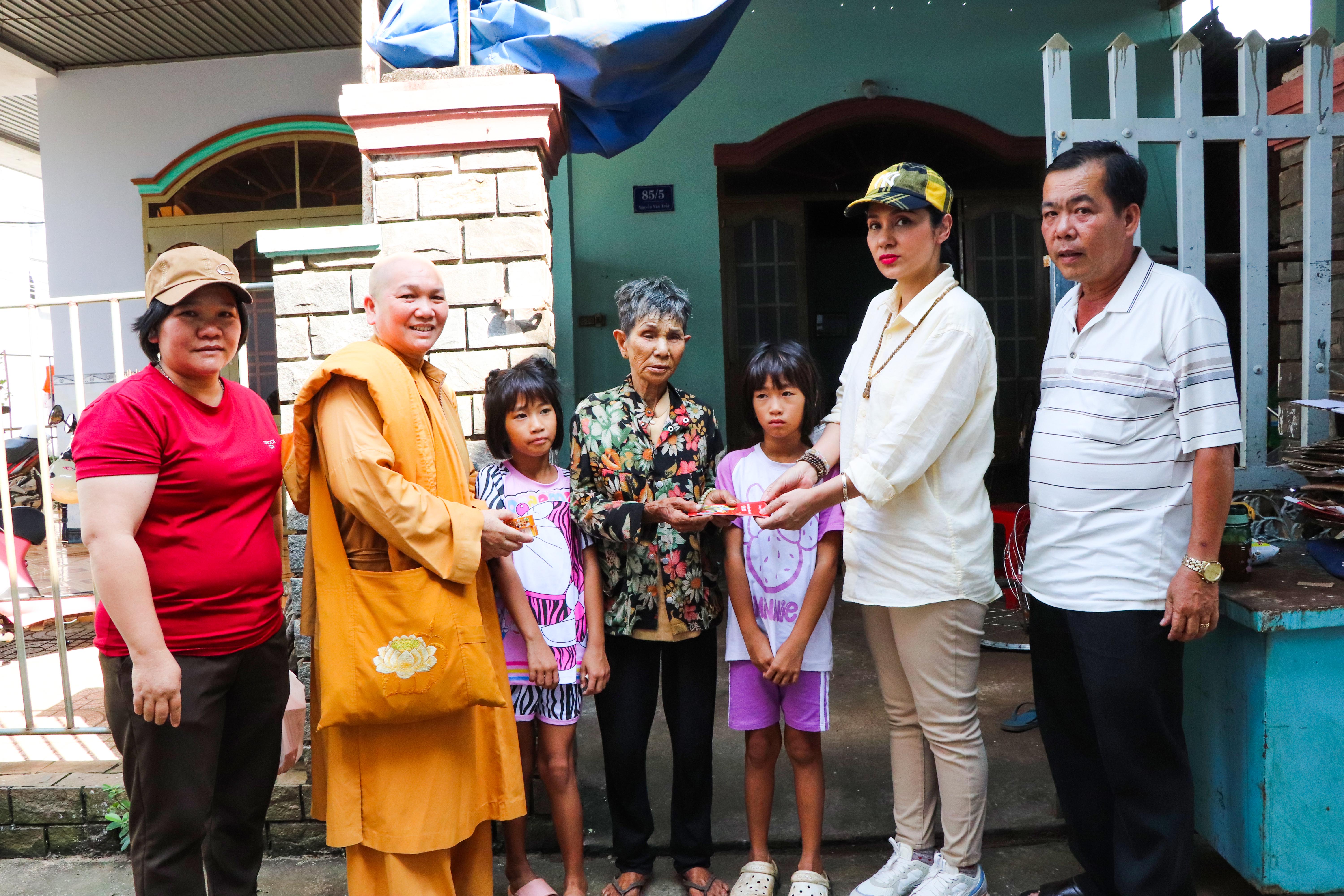 Đạo diễn Việt Trinh tặng quà cho hộ bà Đỗ Thị Tùy (73 tuổi), ở KP Ngãi Giao, TT. Ngãi Giao, mua ve chai nuôi 4 cháu nội.