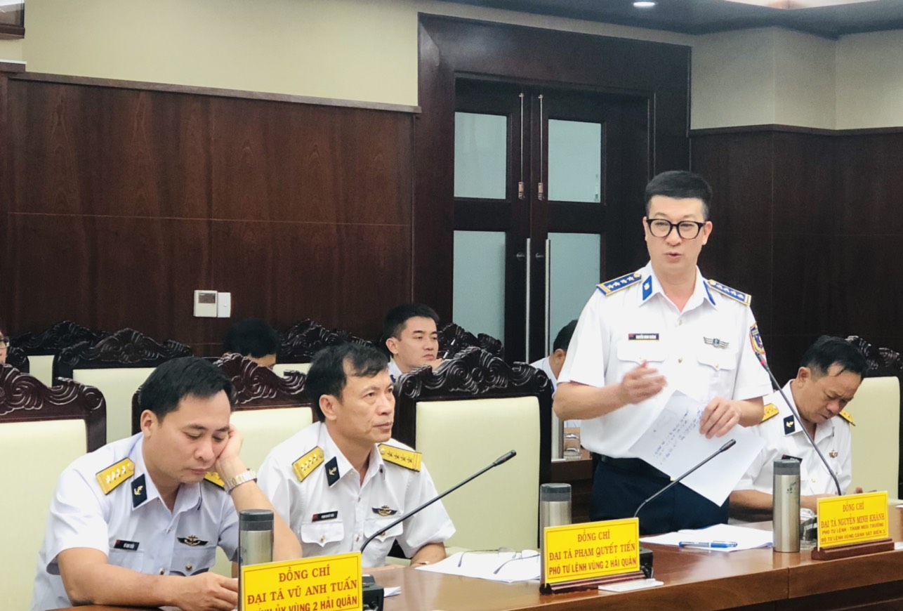 Đại tá Nguyễn Minh Khánh, Phó Tư lệnh - Tham mưu trưởng, Bộ Tư lệnh Vùng Cảnh sát biển 3 phát biểu  tại hội nghị.