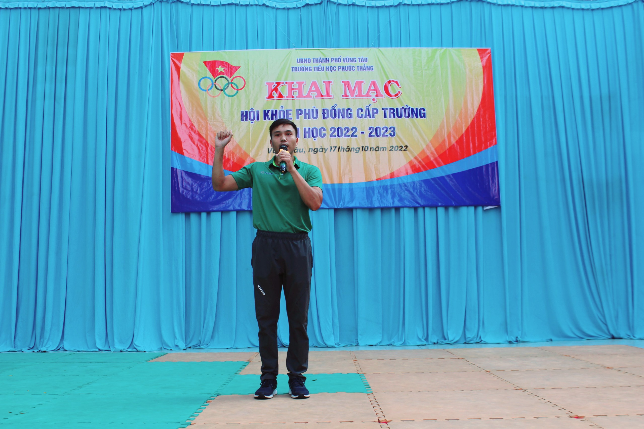 Đại diện tổ trọng tài tuyên thệ tại lễ khai mạc Hội khỏe Phù Đổng cấp trường.