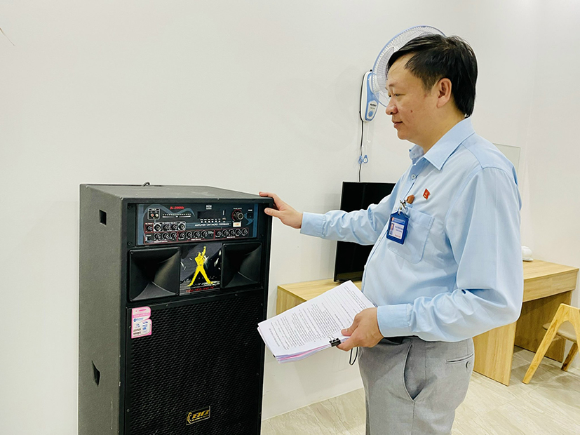 Từ phản ánh của người dân về tình trạng khách du lịch hát karaoke ồn ào, cơ quan chức năng TP.Vũng Tàu đã kiểm tra, phát hiện một loa di động được cất giấu tại phòng 102 homestay Tamiah (khu biệt thự Thanh Bình, phường 10).