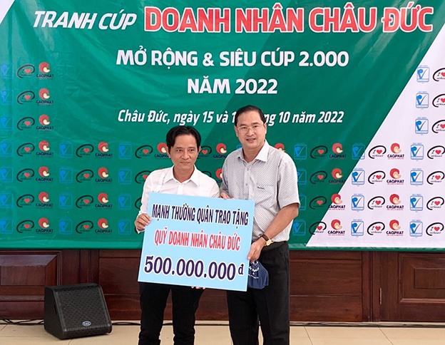 Đại diện Công ty TNHH Lan Anh trao 500 triệu đồng ủng hộ công tác an sinh xã hội đến ông Nguyễn Tấn Bản, Chủ tịch UBND huyện Châu Đức.