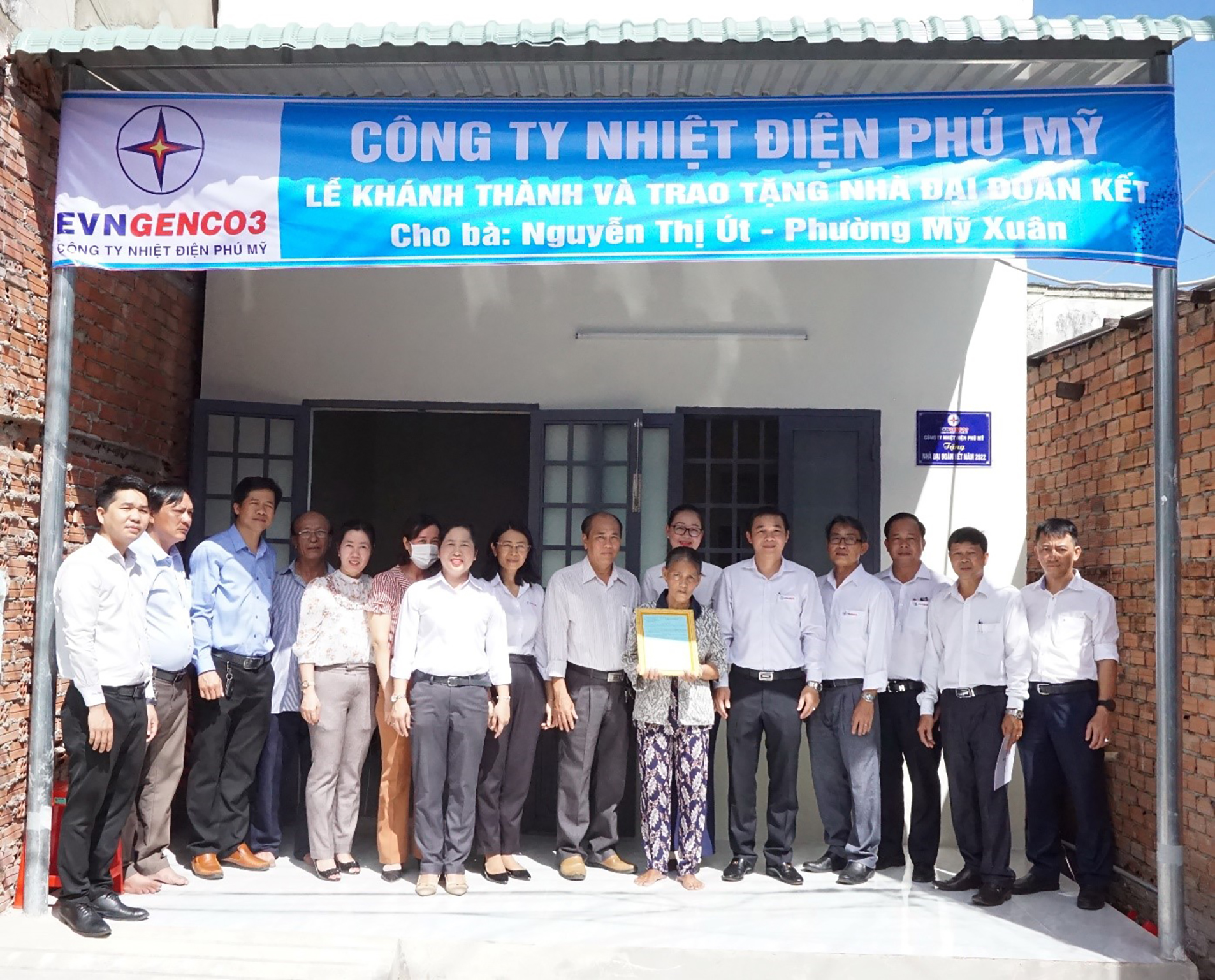 Lễ bàn giao nhà đại đoàn kết cho bà Nguyễn Thị Út.