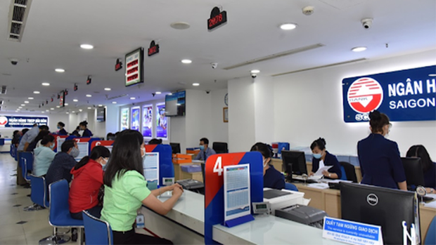 Khách hàng giao dịch tại SCB.