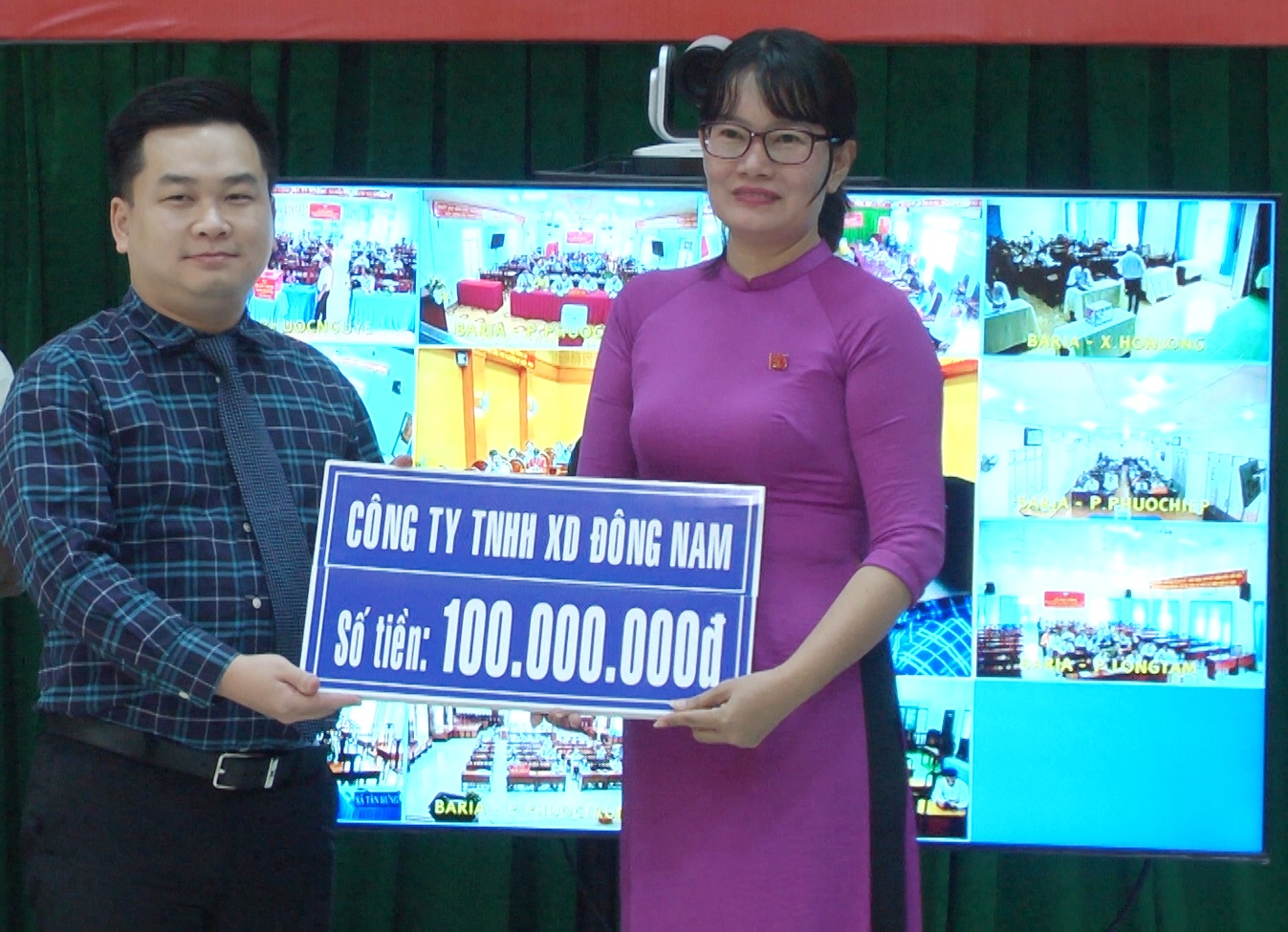 Đại diện DN trao bảng tượng trưng số tiền ủng hộ tại buổi lễ.