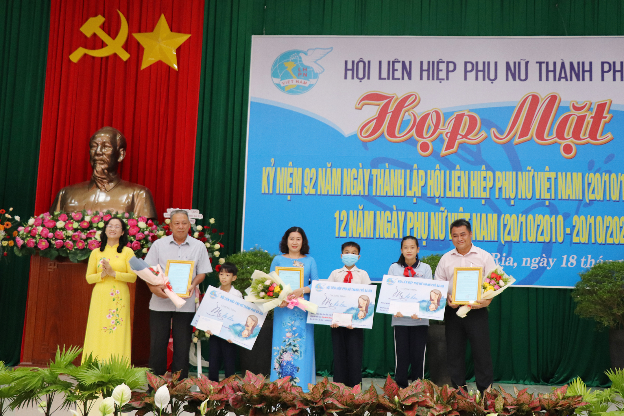 Bà Ngô Thị Kim Chi, Chủ tịch Hội LHPN TP.Bà Rịa tặng hoa, trao Thư cảm ơn tới 3 nhà hảo tâm đỡ đầu 3 em học sinh mồ côi trong chương trình 