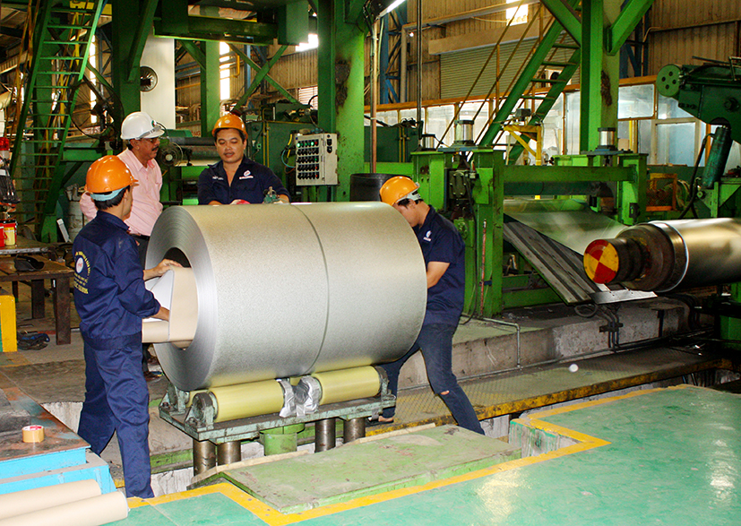 Chủ động tiếp cận và nắm vững thông tin, kiến thức cơ bản sẽ giúp DN có nhiều lợi thế trong phòng vệ thương mại. Trong ảnh: Sản xuất thép tấm lá xuất khẩu tại Công ty CP Thương mại và sản xuất tôn Tân Phước Khanh (KCN Phú Mỹ 1, TX. Phú Mỹ).