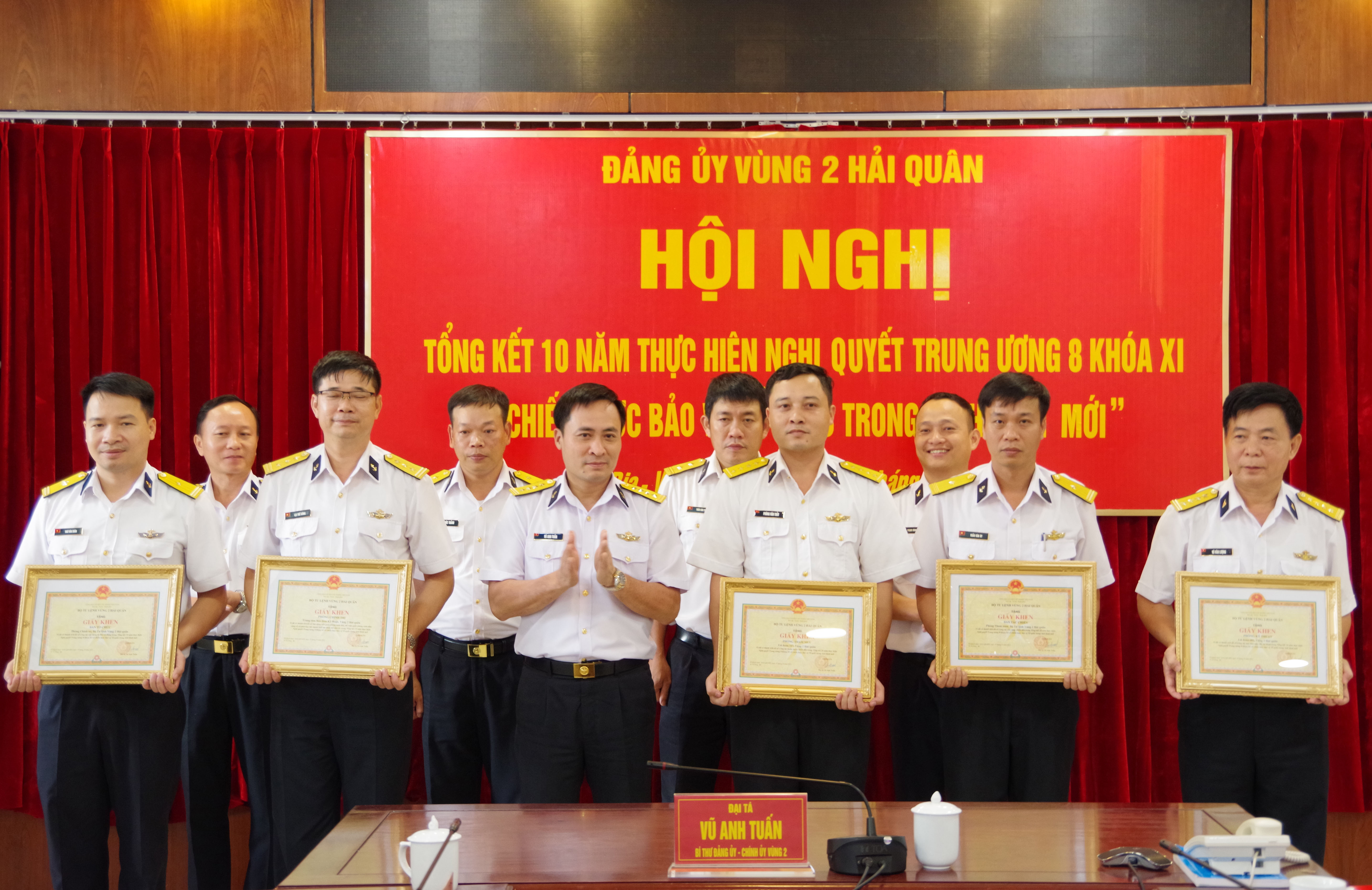 Đại tá Vũ Anh Tuấn, Bí thư Đảng ủy, Chính ủy Vùng 2 Hải quân trao thưởng cho các tập thể, cá nhân có thành tích xuất sắc trong thực hiện Nghị quyết Trung ương 8 về “Chiến lược bảo vệ Tổ quốc trong tình hình mới” giai đoạn 2013-2022.