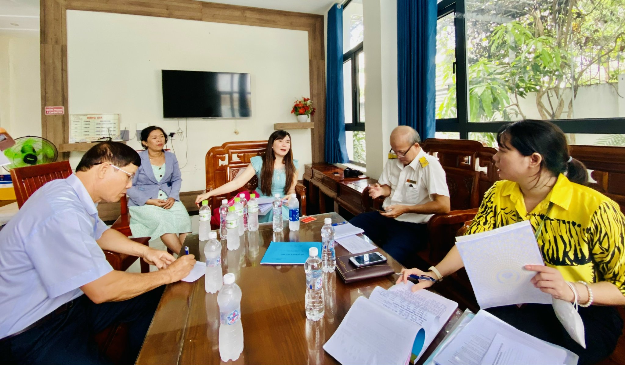Đoàn kiểm tra liên ngành lập biên bản cơ sở kinh doanh Quang Phượng Villa hoạt động khi chưa đáp ứng đủ điều kiện kinh doanh.