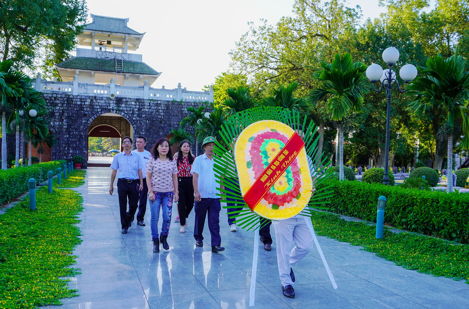 Đoàn công tác Báo Bà Rịịa-Vũng Tàu đặt vòng hoa viếng anh hùng liệt sĩ an nghỉ tại Nghĩa trang Liệt sĩ A1.