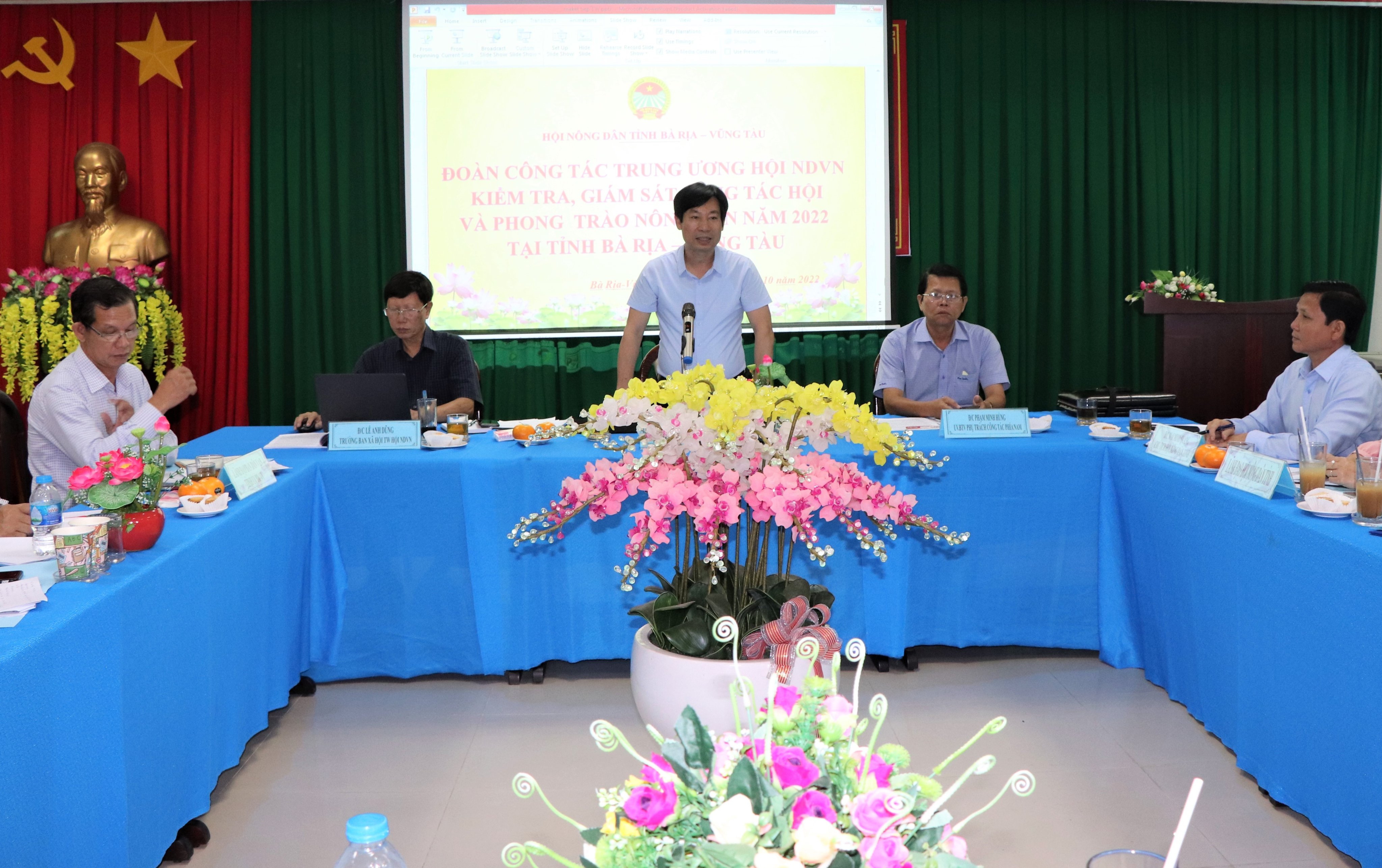Phó Chủ tịch Trung ương Hội Nông dân Việt Nam Nguyễn Xuân Định phát biểu tại buổi làm việc.