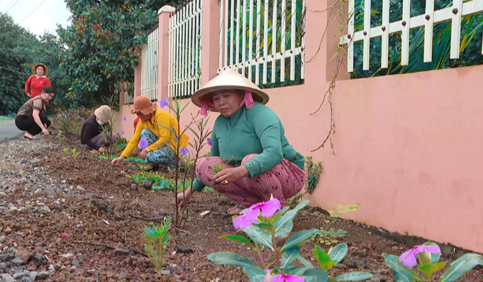Bà Lê Thị Thanh (phải) cùng các hội viên chung tay xây dựng tuyến đường phụ nữ tự quản liên ấp dài 700m.