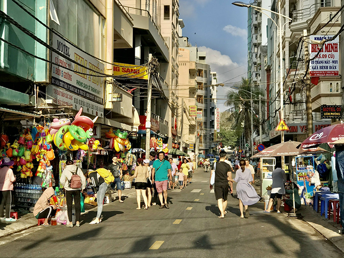 Nhiều khu dân cư tại TP. Vũng Tàu dày đặc cơ sở kinh doanh dịch vụ lưu trú du lịch. Trong ảnh: Phố nhà nghỉ trên đường Phan Văn Trị (phường Thắng Tam, TP. Vũng Tàu).