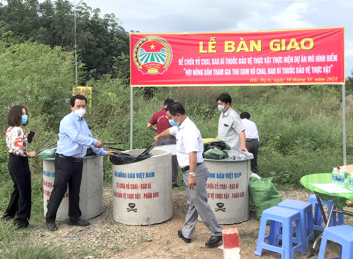 Hội Nông dân tỉnh bàn giao bể chứa cho Hội Nông dân TX. Phú Mỹ để thực hiện dự án “Hội Nông dân tham gia thu gom vỏ chai, bao bì thuốc BVTV”.