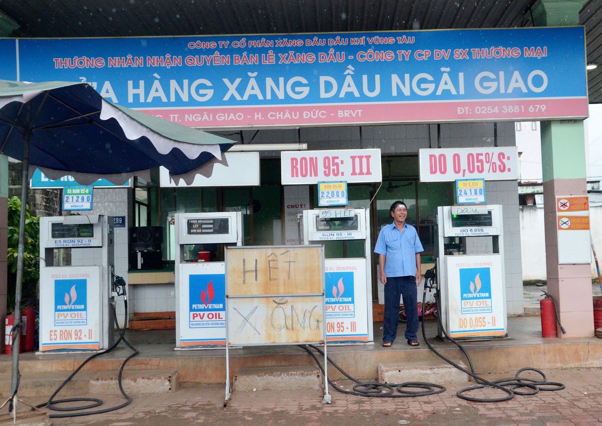 Cửa hàng xăng dầu Ngãi Giao treo bảng hết xăng sáng 19/10 do nguồn hàng chưa về kịp.