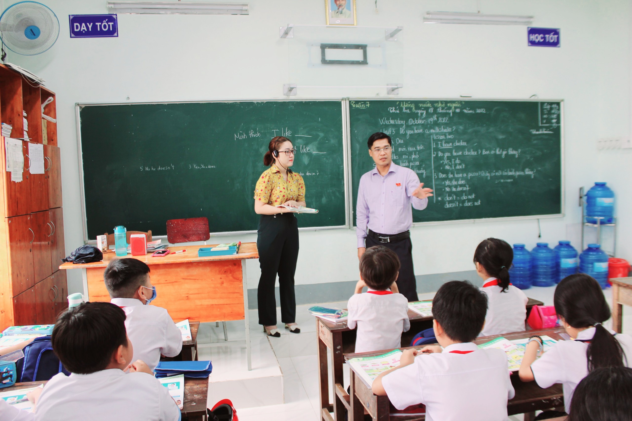 Ông Bùi Chí Tình, Phó Trưởng Ban Văn hóa-Xã hội HĐND tỉnh, phụ trách Đoàn giám sát trao đổi với GV, HS Trường TH Châu Pha A.
