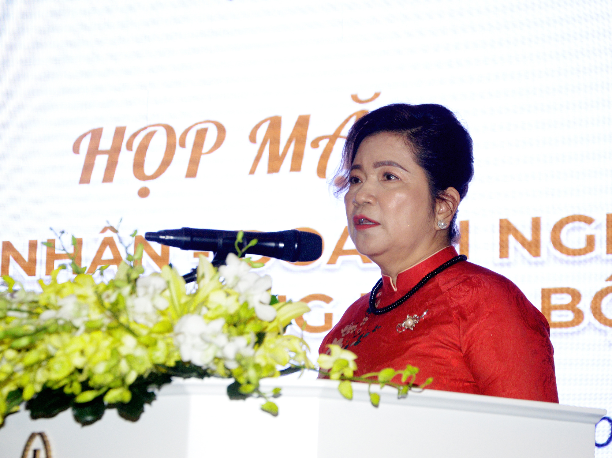 Bà Vũ Thị Thu Hà, Chủ tịch VCCI Việt Nam chi nhánh Vũng Tàu chia sẻ về văn hóa - đạo đức kinh doanh tại buổi họp mặt.