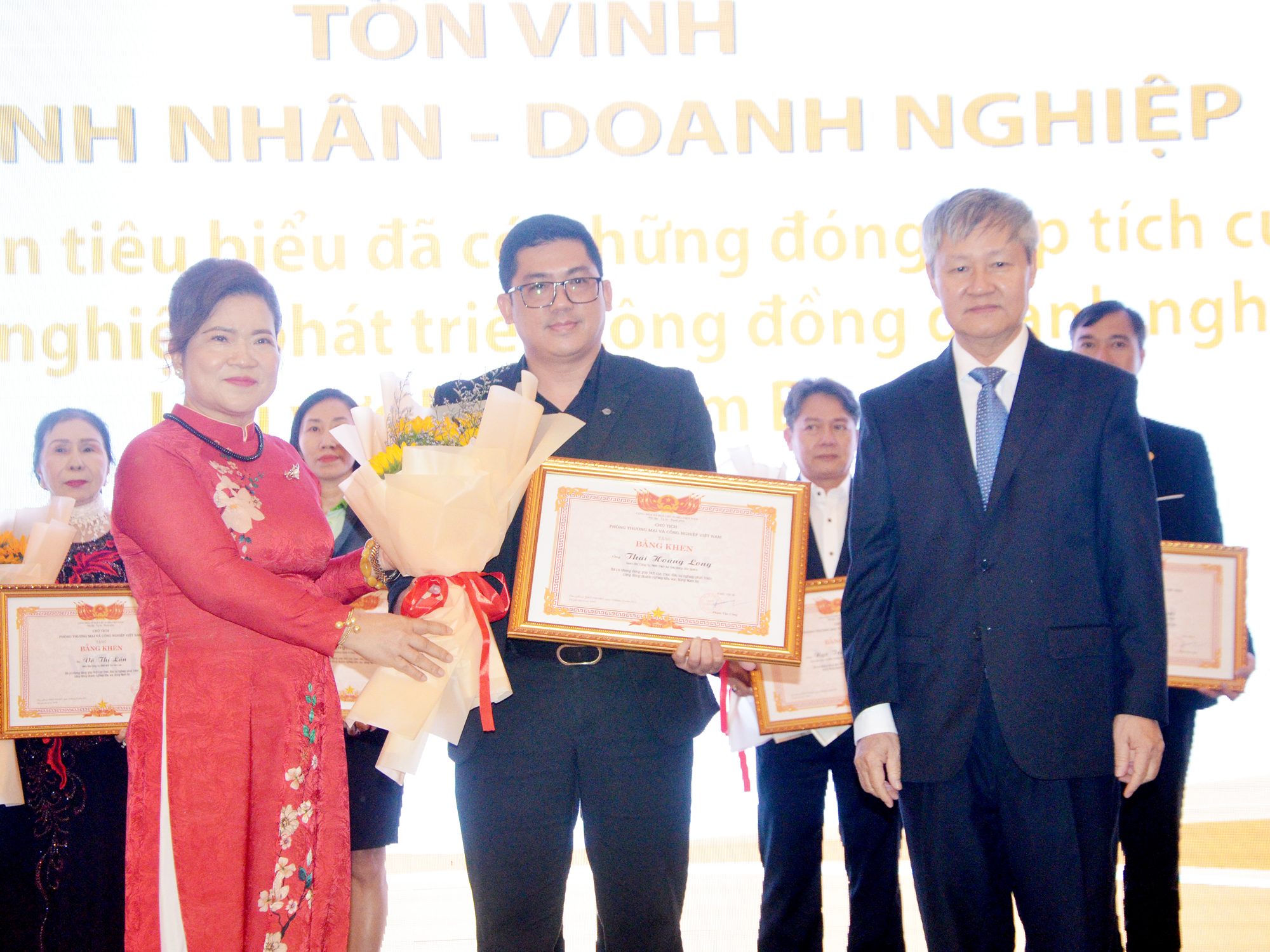 Đại diện VCCI Việt Nam tặng Bằng khen của Chủ tịch VCCI Việt Nam cho các doanh nhân tiêu biểu.