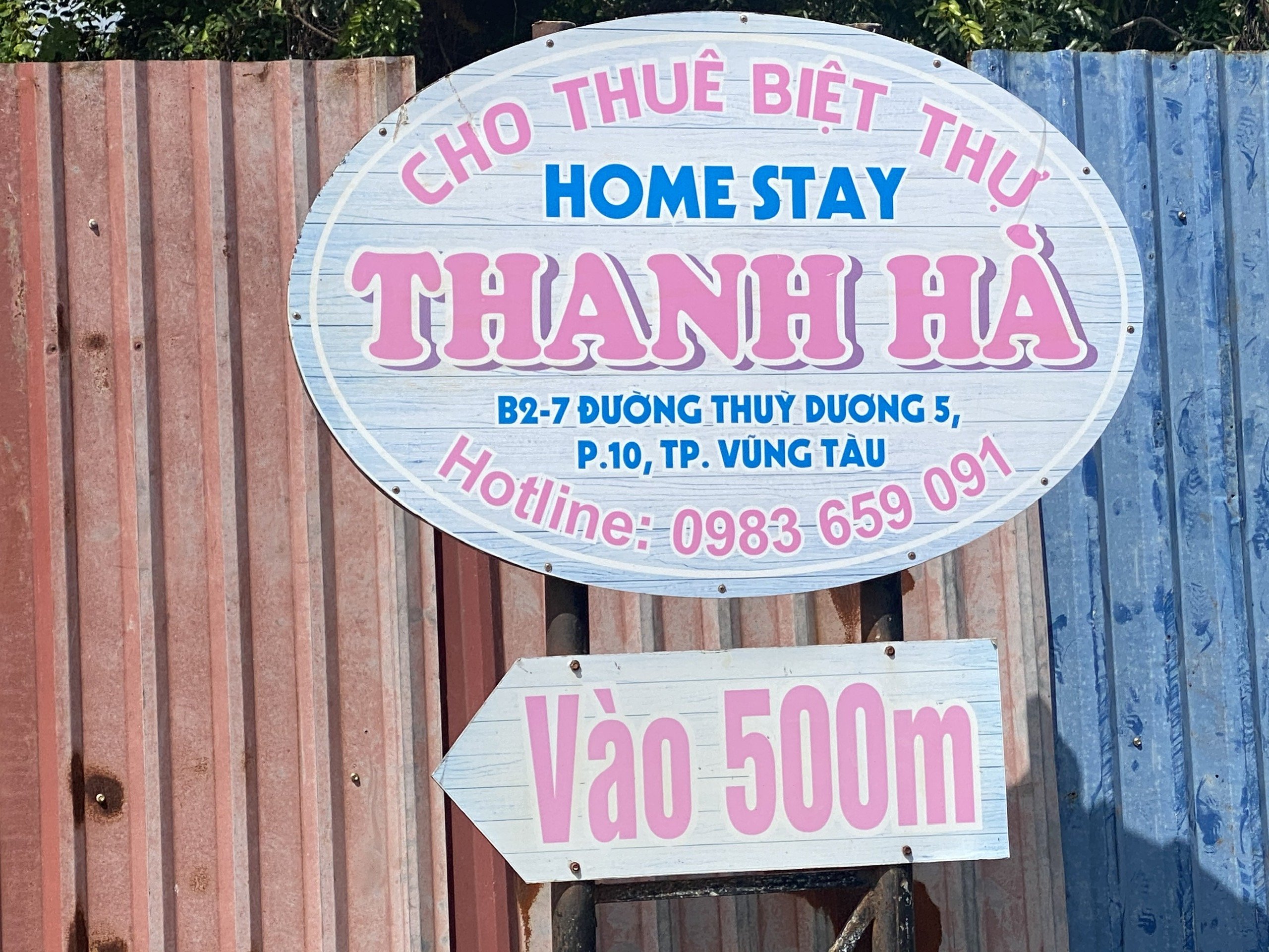 Những biển hiệu quảng cáo cho thê biệt thự homestay như thế này được đặt dọc lối vào khu biệt thự Thanh Bình (phường 10)